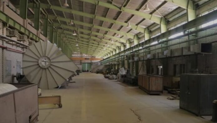 إيران - إضرابات مستمرة في صناعات ديبا للورق: 350 عاملاً يطالبون بإعادة فتح المصنع ودفع الأجور