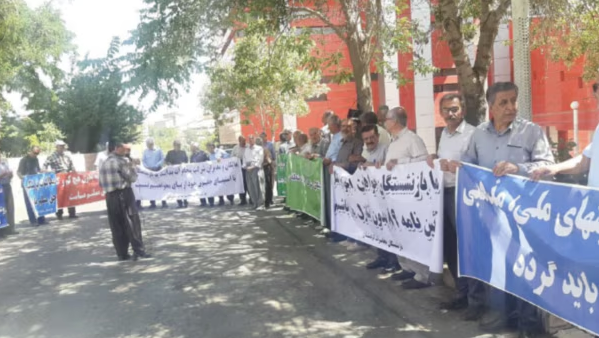 احتجاجات في إيران: عمال النفط والغاز يواصلون الإضراب وتجمعات احتجاجية للمتقاعدين في عشرات المدن