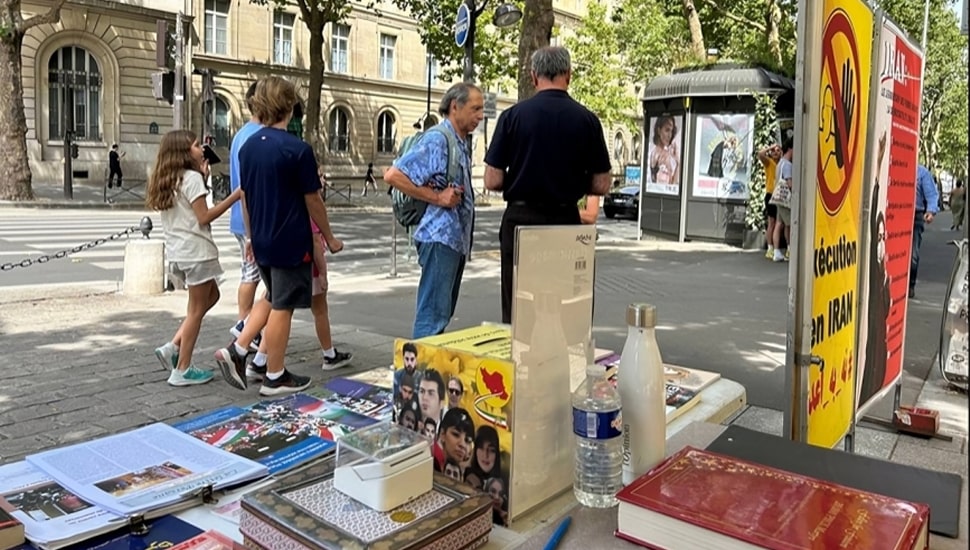 باريس وبرلين - طاولة كتب ومعرض صور شهداء الانتفاضة الإيرانية