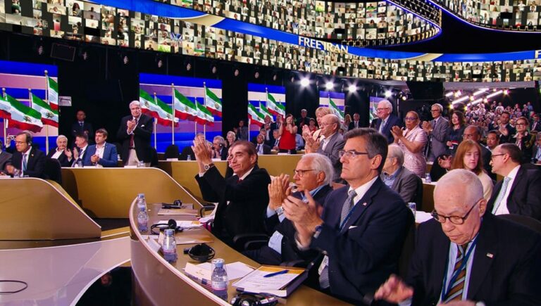 صورتين لرغبات الشعب الإيراني للتغيير الديمقراطي