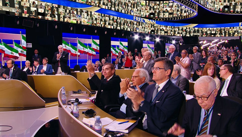 صورتين لرغبات الشعب الإيراني للتغيير الديمقراطي