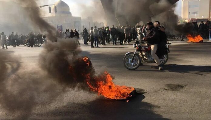 بيننا ما صنع الحداد: الصراع العنیف بين الشعب الإيراني والنظام