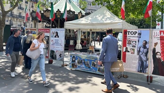 باريس - طاولة كتاب ومعرض لصور شهداء الانتفاضة الإيرانية