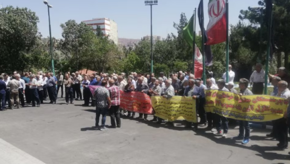 احتجاجات في إيران: عمال النفط والغاز يواصلون الإضراب وتجمعات احتجاجية للمتقاعدين في عشرات المدن