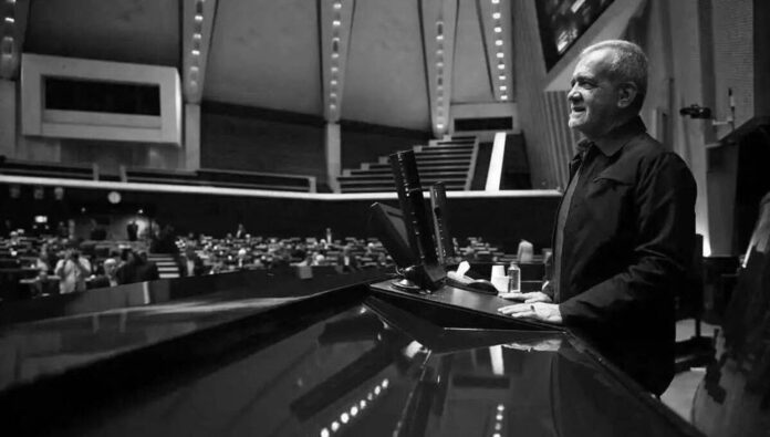 مراسم أداء اليمين لبزشكيان، وهو يمدح خميني وقاسم سليماني ورئيسي، والتأكيد على تنفيذ أوامر خامنئي