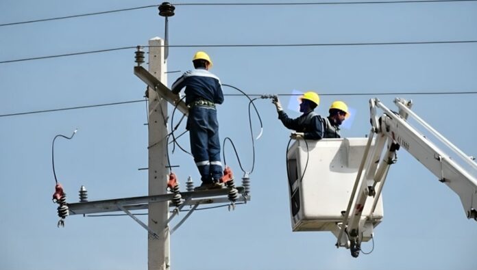 نقص الكهرباء يغلق 15 محافظة في إيران