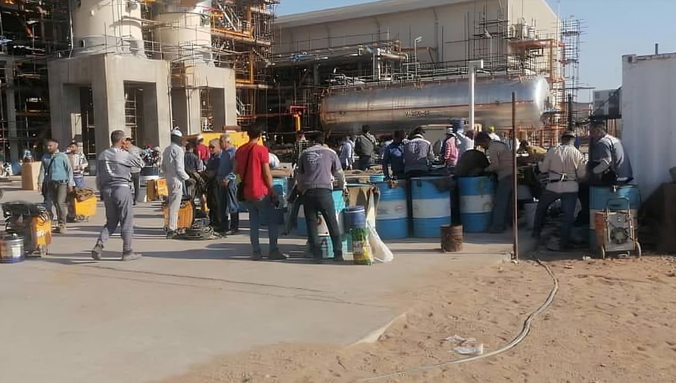 لليوم الـ 42 على التوالي - إضراب الآلاف من عمال شركات النفط والغاز في إيران