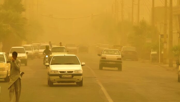 عاصفة رملية شديدة تضرب جنوب شرق إيران ومئات الأشخاص يدخلون المستشفيات