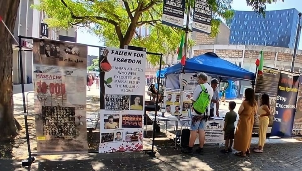 بورتسموث ، إنجلترا - طاولة كتاب ومعرض لصور شهداء الانتفاضة الإيرانية  