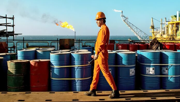 بلومبرغ: إيران تبيع النفط للصين بخصم كبير