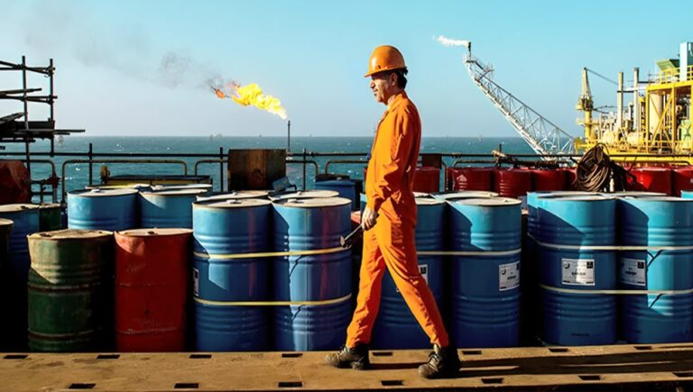 بلومبرغ: إيران تبيع النفط للصين بخصم كبير