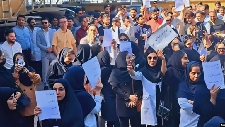 الممرضون والممرضات الإيرانيون يظهرون قوتهم وتصميمهم في الاحتجاجات