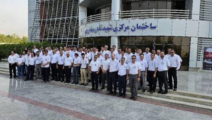 موظفو صناعة النفط يتظاهرون في عسلوية احتجاجًا على وضعهم المعيشي السيئ