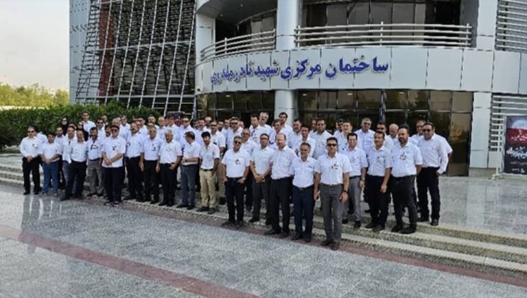 موظفو صناعة النفط يتظاهرون في عسلوية احتجاجًا على وضعهم المعيشي السيئ