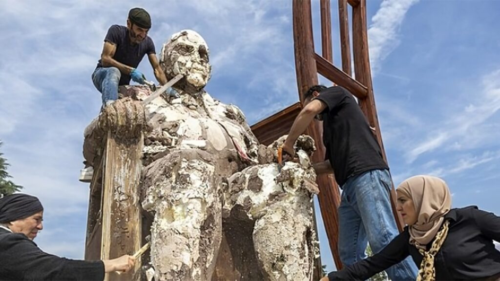 فنان سوري يدمر تمثالًا ضخمًا في جنيف لتخليد ذكرى المختفين في سوريا