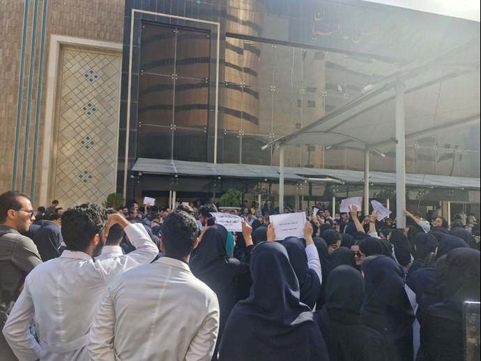 إيران - تجمعات احتجاجية كبيرة للممرضين والممرضات في مدينتي مشهد وأراك