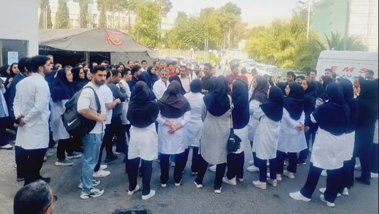 تجمعات احتجاجية  لكوادر التمريض في المستشفيات العامة في عدة مدن إيرانية
