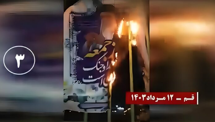 شباب الانتفاضة في إيران يشعلون النار في صور خامنئي وخميني وسليماني