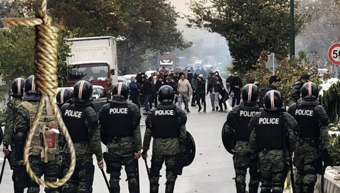 زيادة القمع والإعدامات: رد خامنئي على تصاعد السخط الشعبي