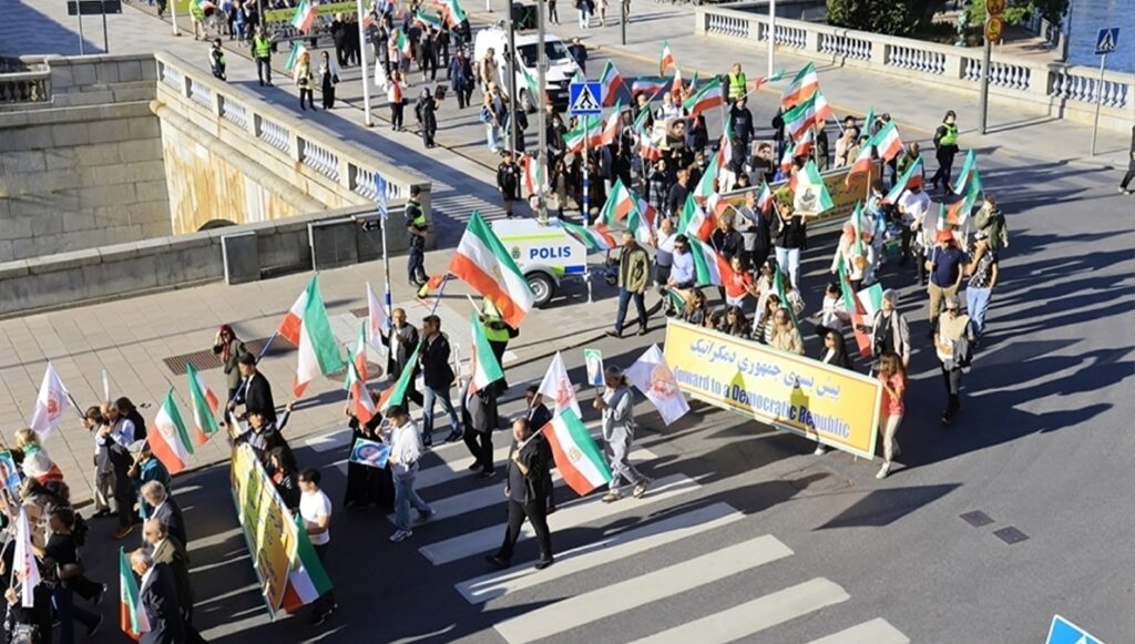 مظاهرات الإيرانيين في كولونیا وستوكهولم: الموت للظالم، سواء كان الشاه او خامنئي