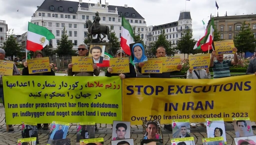 باريس وكوبنهاغن - إقامة معرض صور الشهداء وطاولة كتب تخليدًا لذكرى شهداء الانتفاضة في إيران