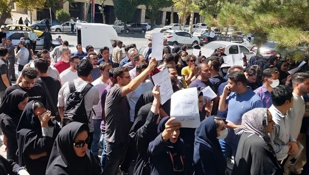 كيف تدفع الاحتجاجات الواسعة النطاق إيران نحو التغيير الاجتماعي