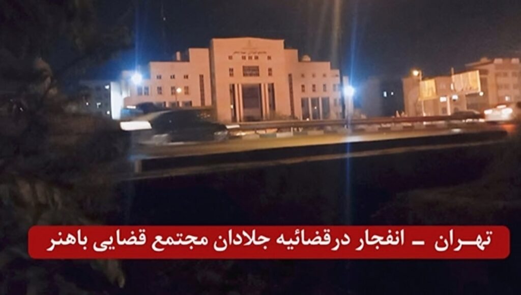 طهران- شباب الانتفاضة يضرمون النار في مبنى من المراكز الرئيسية لقضاء النظام الإيراني