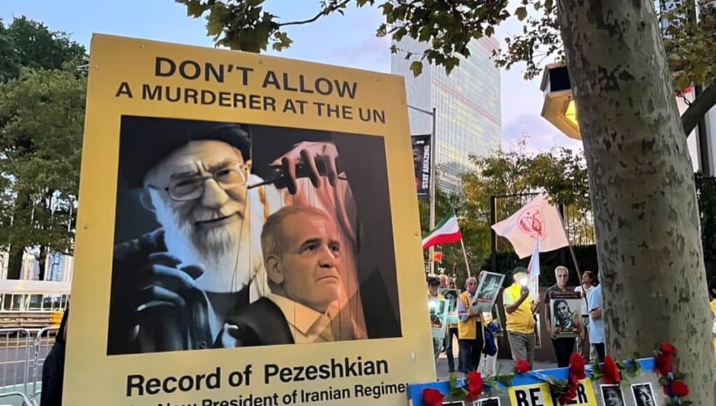 تقرير رويترز عن احتجاجات الإيرانيين في نيويورك ضد حضور مسعود پزشکیان في الأمم المتحدة