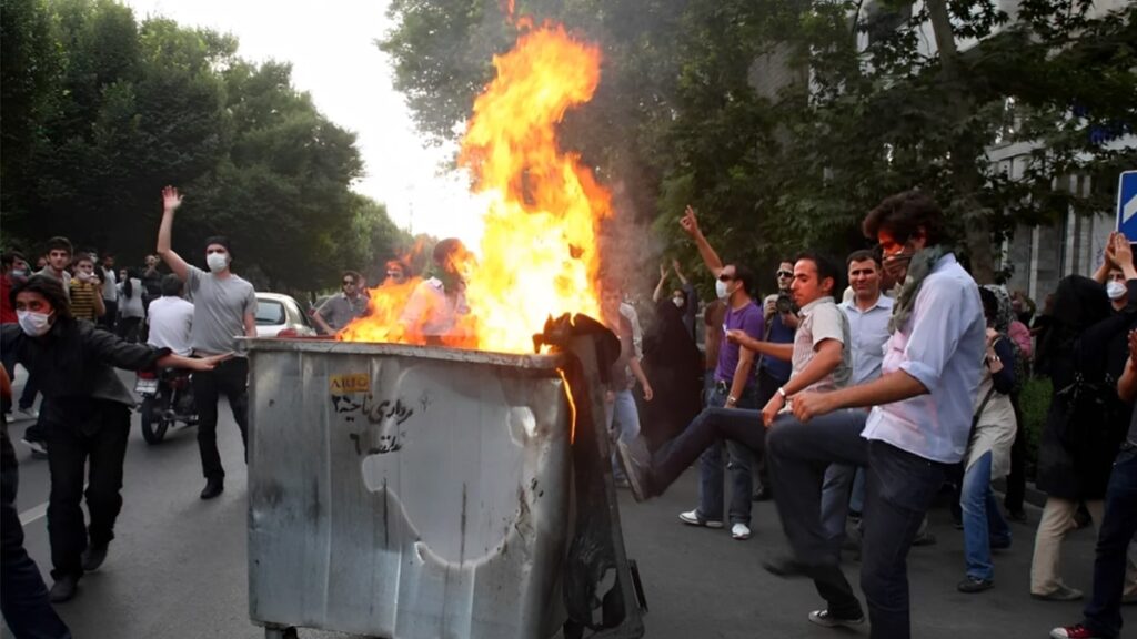 انتفاضة 2022: نقطة تحول في المشهد السياسي الإيراني