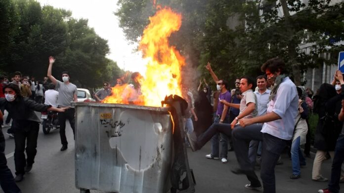 انتفاضة 2022: نقطة تحول في المشهد السياسي الإيراني