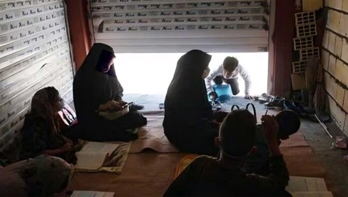 أب بلوشي يضرم النار في نفسه بعد رفضه تسجيل طفله في المدرسة بزاهدان