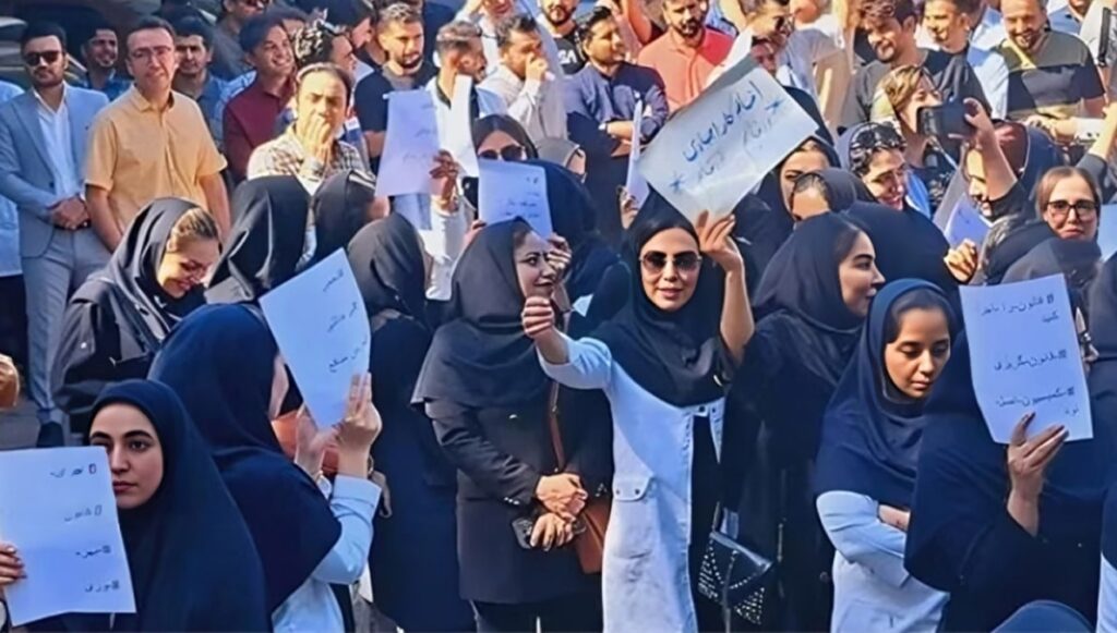 شهر من الاحتجاجات: الممرضات في إيران بين المطالبة بالحقوق ومواجهة القمع