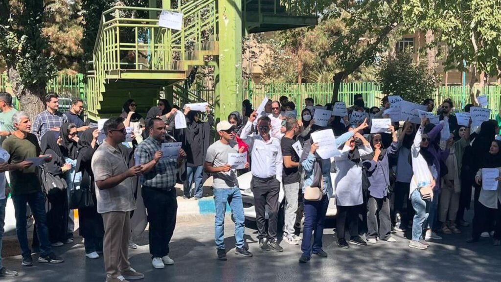 الممرضون في إيران بين المطالبة بالحقوق ومواجهة الإهمال الحكومي