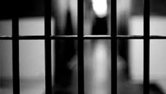 3 سجناء سياسيون يحتجون على 