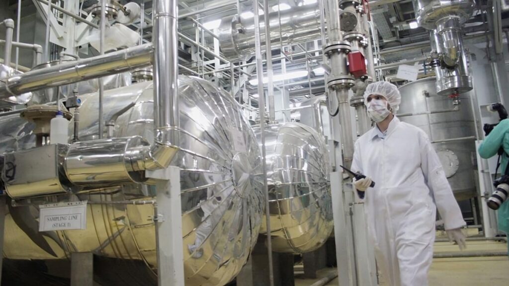 وال ستريت جورنال: قدرات إيران النووية تظل رادعًا رئيسيًا رغم تراجع نفوذها