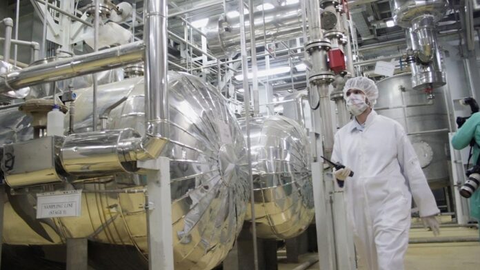 وال ستريت جورنال: قدرات إيران النووية تظل رادعًا رئيسيًا رغم تراجع نفوذها