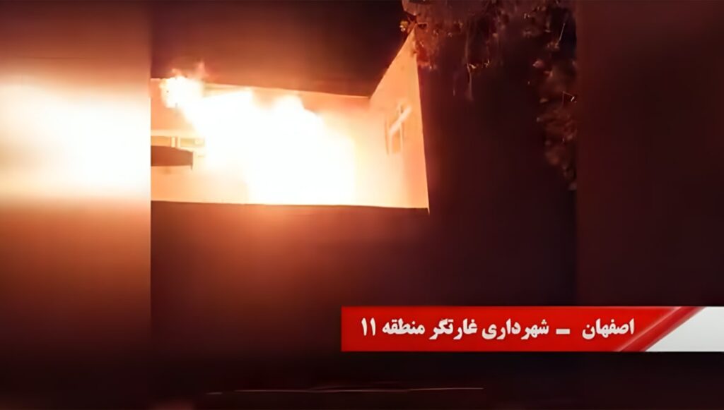 شباب الانتفاضة في إيران يواصلون استهداف مراكز النظام احتجاجًا على سياسات الإفقار والقمع