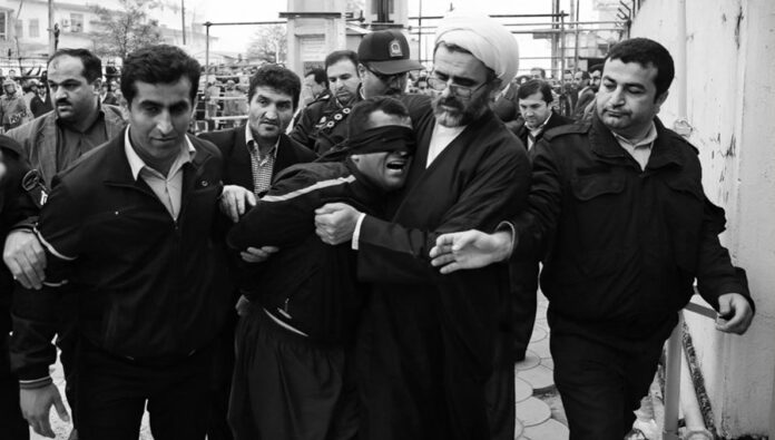 لا ديبيش: 580 عمدة فرنسي يوقعون على بيان يطالب بوقف الإعدامات في إيران