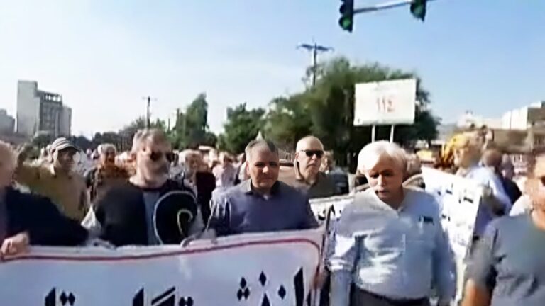 احتجاجات واسعة النطاق في إيران بسبب الأزمات الاقتصادية