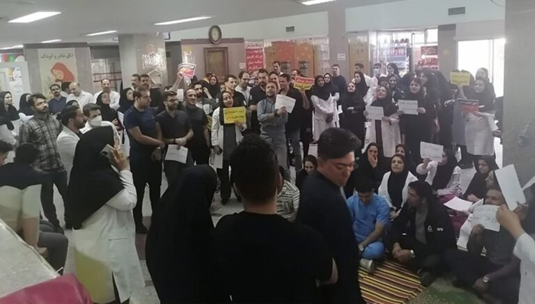 احتجاجات المتقاعدین في إیران ضد خامنئي: يكفي تأجيج الحروب، موائدنا فارغة