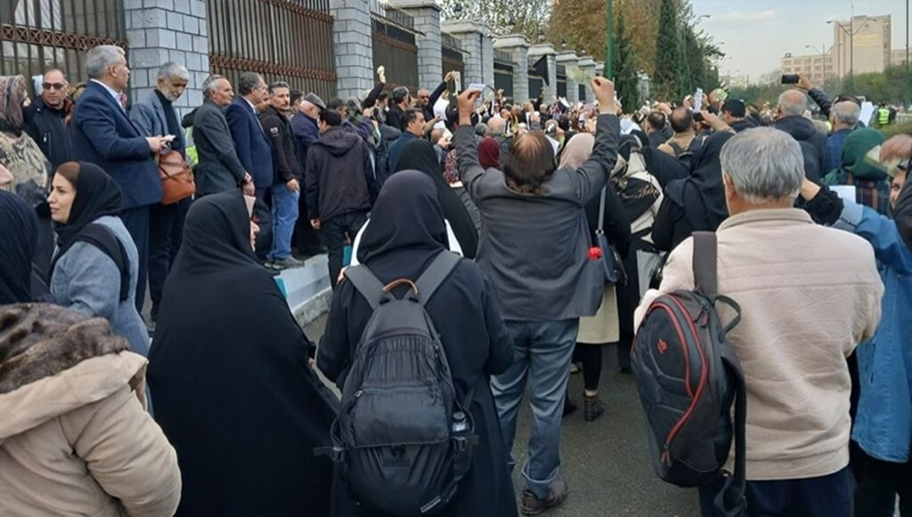 مسيرة واحتجاج لآلاف المعلمين المتقاعدين أمام برلمان النظام الإيراني: يا ويل من هذا الظلم