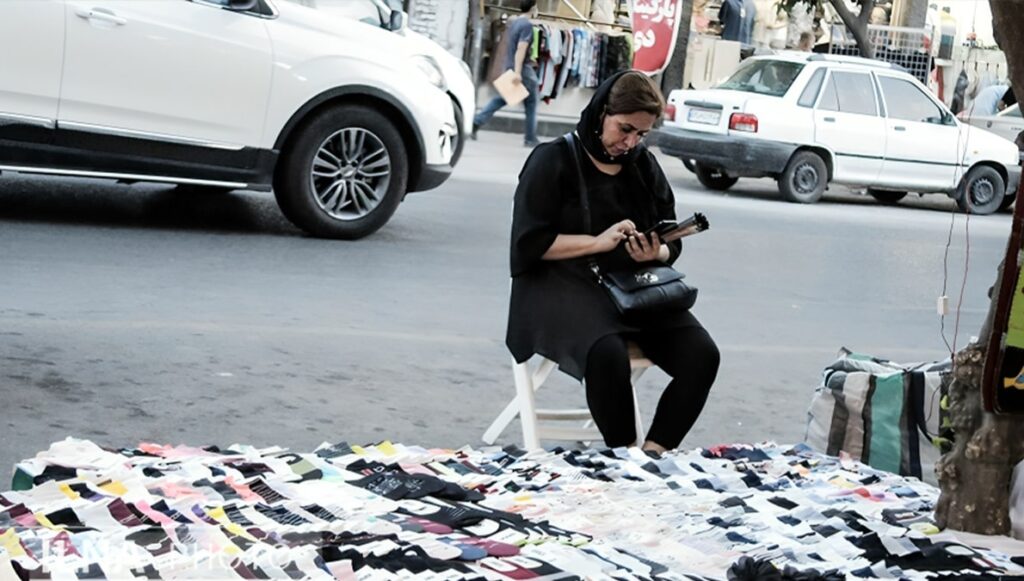 غرق الطبقة الوسطى الإيرانية في الفقر العميق وسط تضخم متسارع وجمود اقتصادي