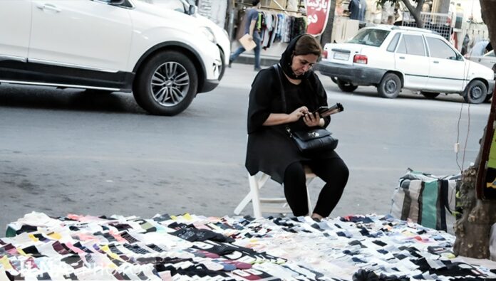 غرق الطبقة الوسطى الإيرانية في الفقر العميق وسط تضخم متسارع وجمود اقتصادي