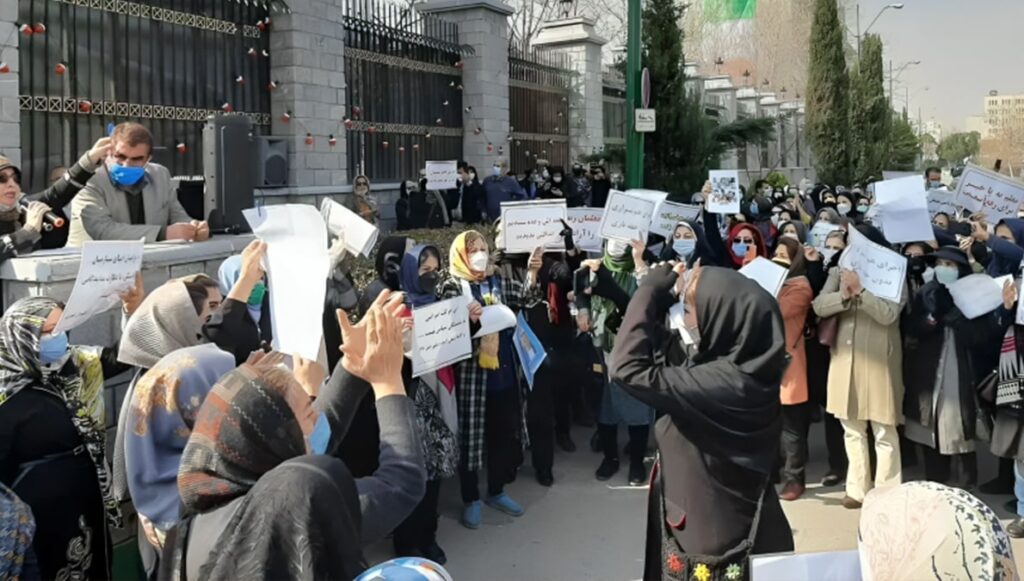 صحيفة حكومية: الحكومة غارقة في مستنقع