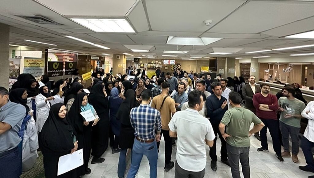 تصاعد أزمة الكوادر الطبية في إيران: موجة نزوح واحتجاجات جديدة في يزد والأهواز
