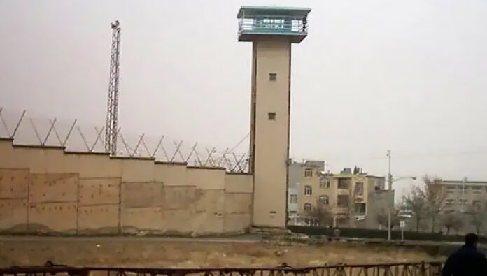 سجن شيبان في الأهواز، هجوم الحرس الخاص على سجناء الرأي في القسم ٨ واشتباك السجناء مع رئيس السجن