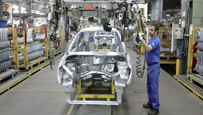 كيف أصبحت صناعة السيارات في إيران أداة للفساد والقمع