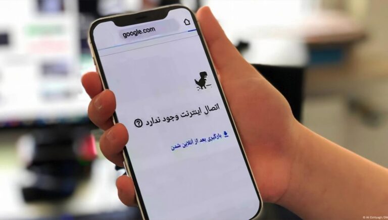 فصائل الملالي والرقابة الرقمية: كيف تستفيد النخب الحاكمة من تقييد الإنترنت؟
