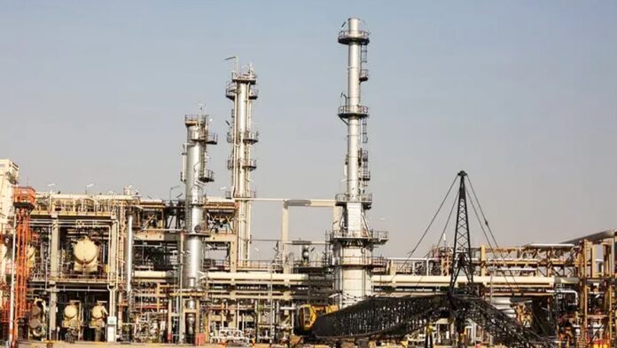 نيويورك تايمز: أزمة الطاقة وتعطل الصناعات تعمقان انهيار الاقتصاد الإيراني