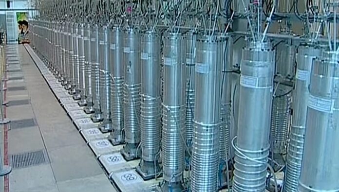 إكسبرس: تسارع برنامج إيران النووي يهدد بتحولها إلى قوة عسكرية نووية قريبًا